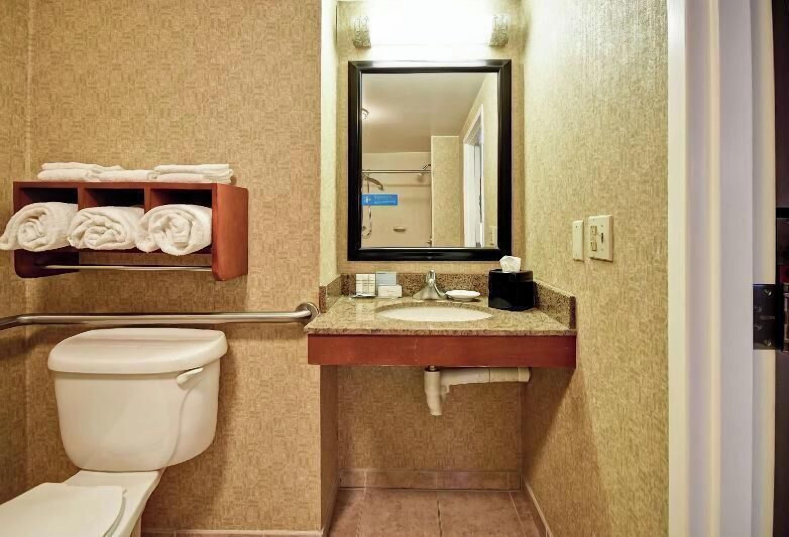 Combined shower/bathtub, eco-friendly toiletries, hair dryer, towels