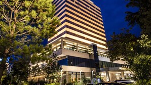Un hôtel à plusieurs étages au design moderne, dont la façade se distingue par un motif de bandes verticales bien marqué.
