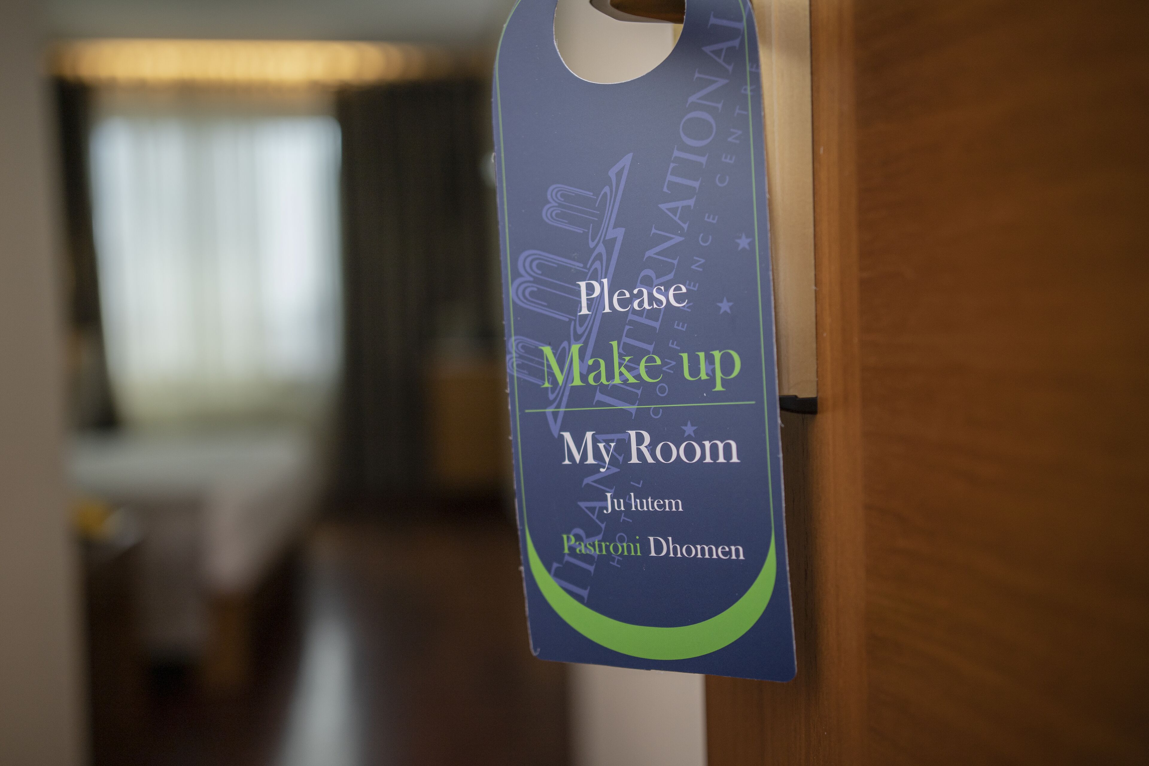 Señal en una habitación de hotel con instrucciones para preparar la habitación.