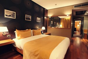 Suite ejecutiva | Minibar, caja fuerte, escritorio y cortinas opacas