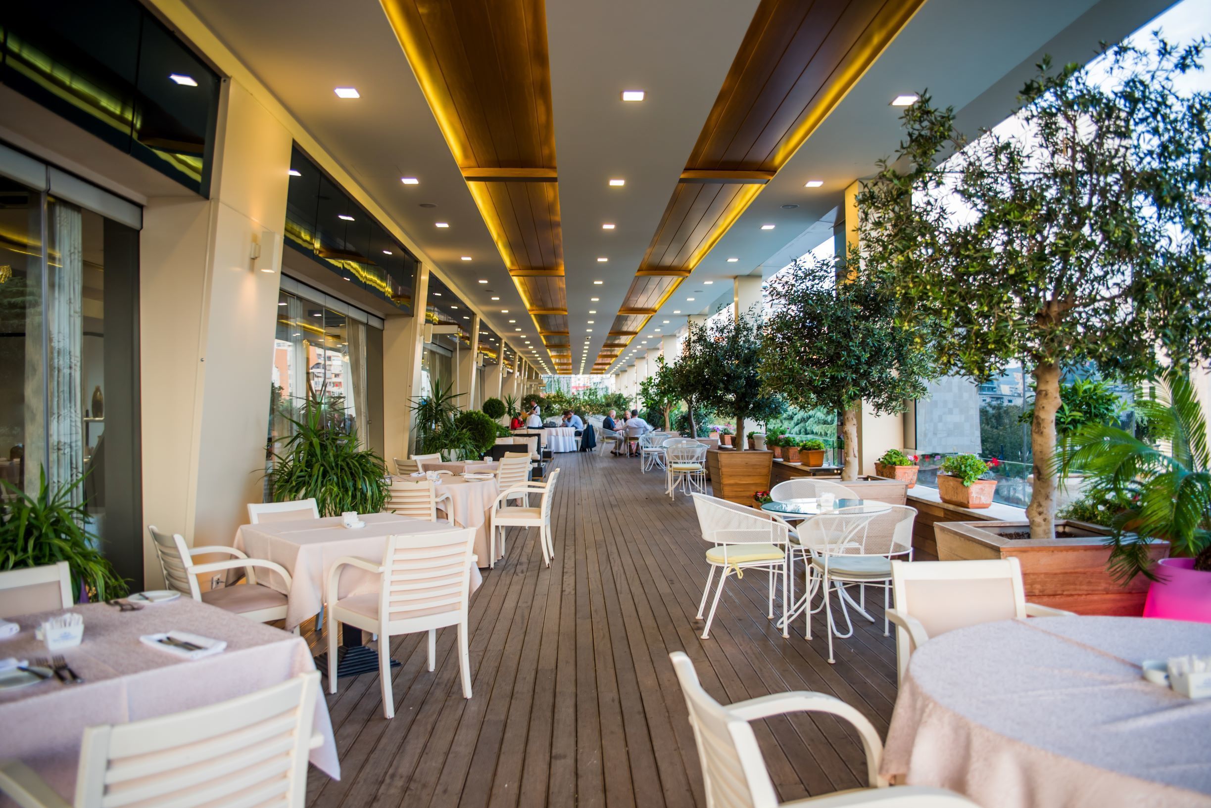 breakfast, lunch served; international cuisine, al fresco dining