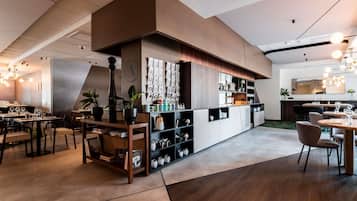 Café da manhã com buffet todos os dias mediante uma taxa