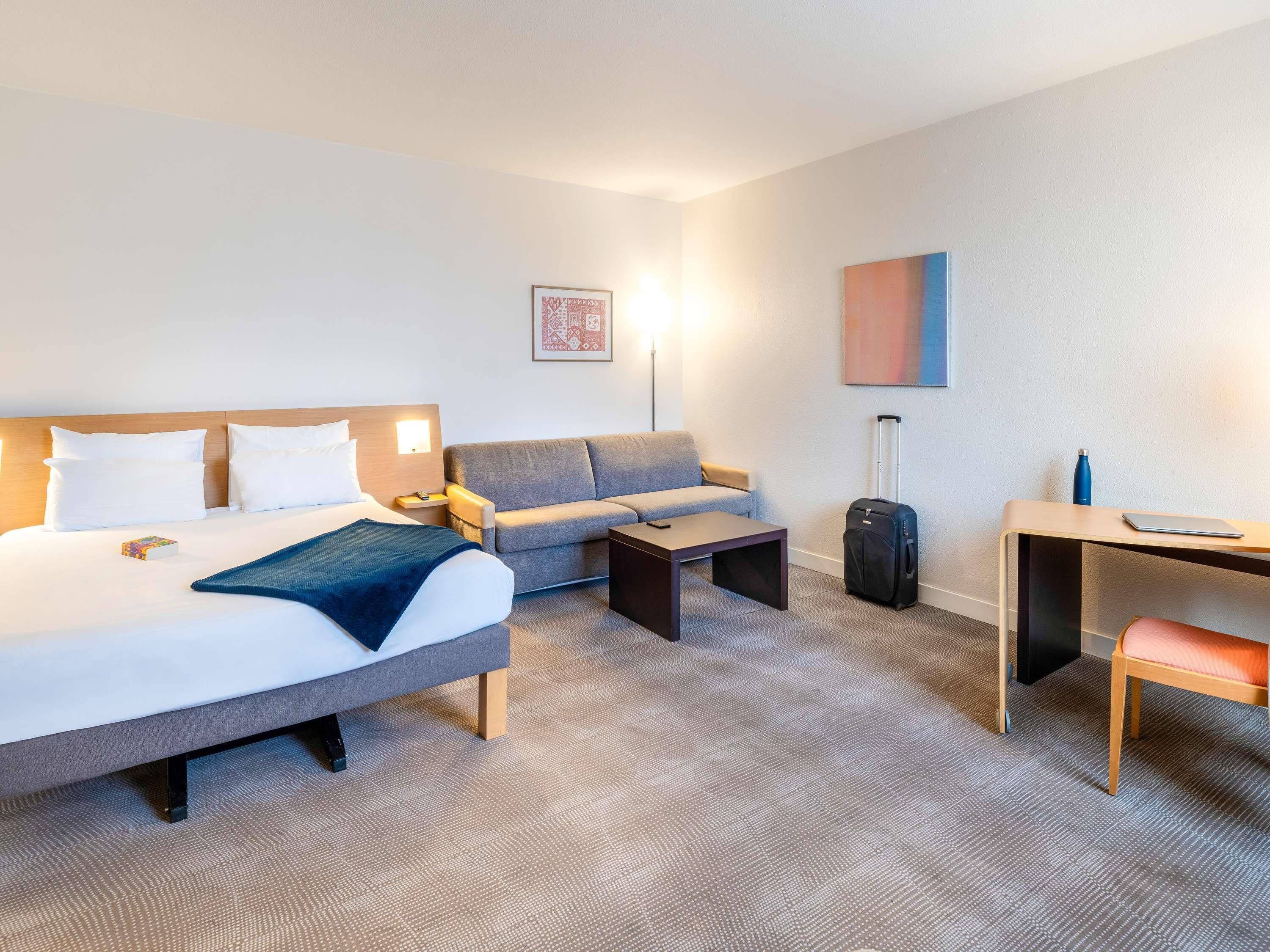 Executive kamer, 1 tweepersoonsbed met slaapbank | Luxe beddengoed, een gratis minibar, een kluis op de kamer, een bureau