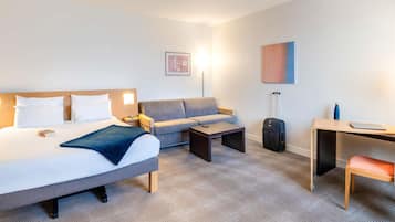 Executive kamer, 1 tweepersoonsbed met slaapbank | Luxe beddengoed, een gratis minibar, een kluis op de kamer, een bureau