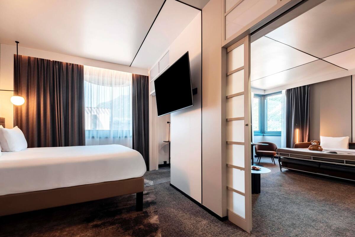 Suite, 1 King Bed with Sofa bed
