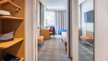 Ropa de cama de alta calidad y minibar con artículos gratuitos