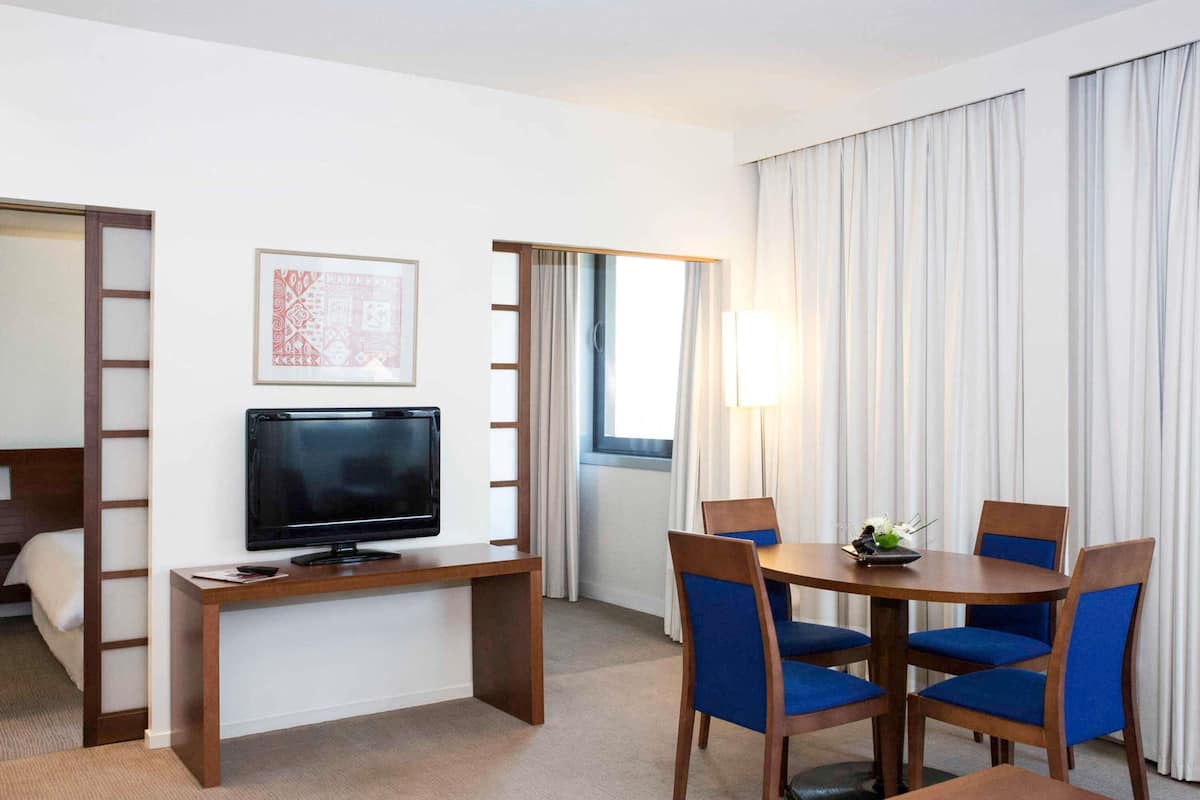 Suite, 1 King Bed with Sofa bed | Premium bedding, free minibar, in-room safe, desk