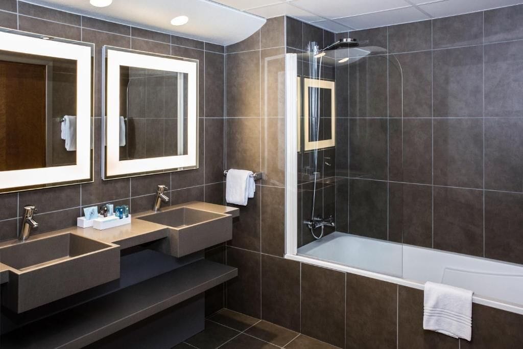 Suite, 1 très grand lit et 1 canapé-lit | Salle de bain | Articles de toilette écologiques, sèche-cheveux, serviettes fournies