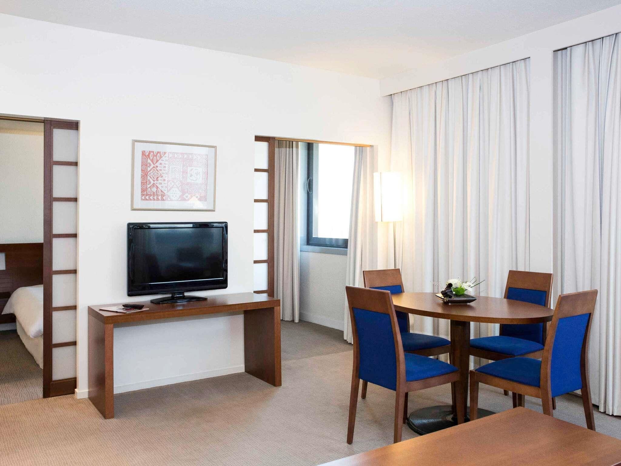Suite, 1 King-Bett und Schlafsofa | Hochwertige Bettwaren, kostenlose Minibar, Zimmersafe, Schreibtisch