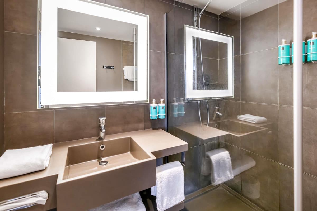 Premium bedding, free minibar, in-room safe, desk