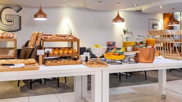 Petit déjeuner buffet (18.50 EUR par personne)