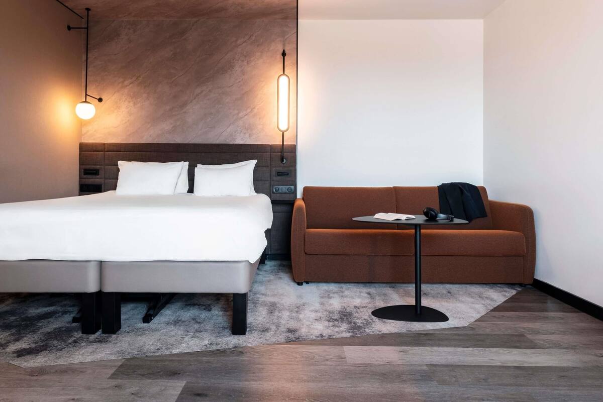 Premium bedding, free minibar, in-room safe, desk