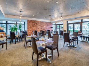 Déjeuner et dîner servis sur place