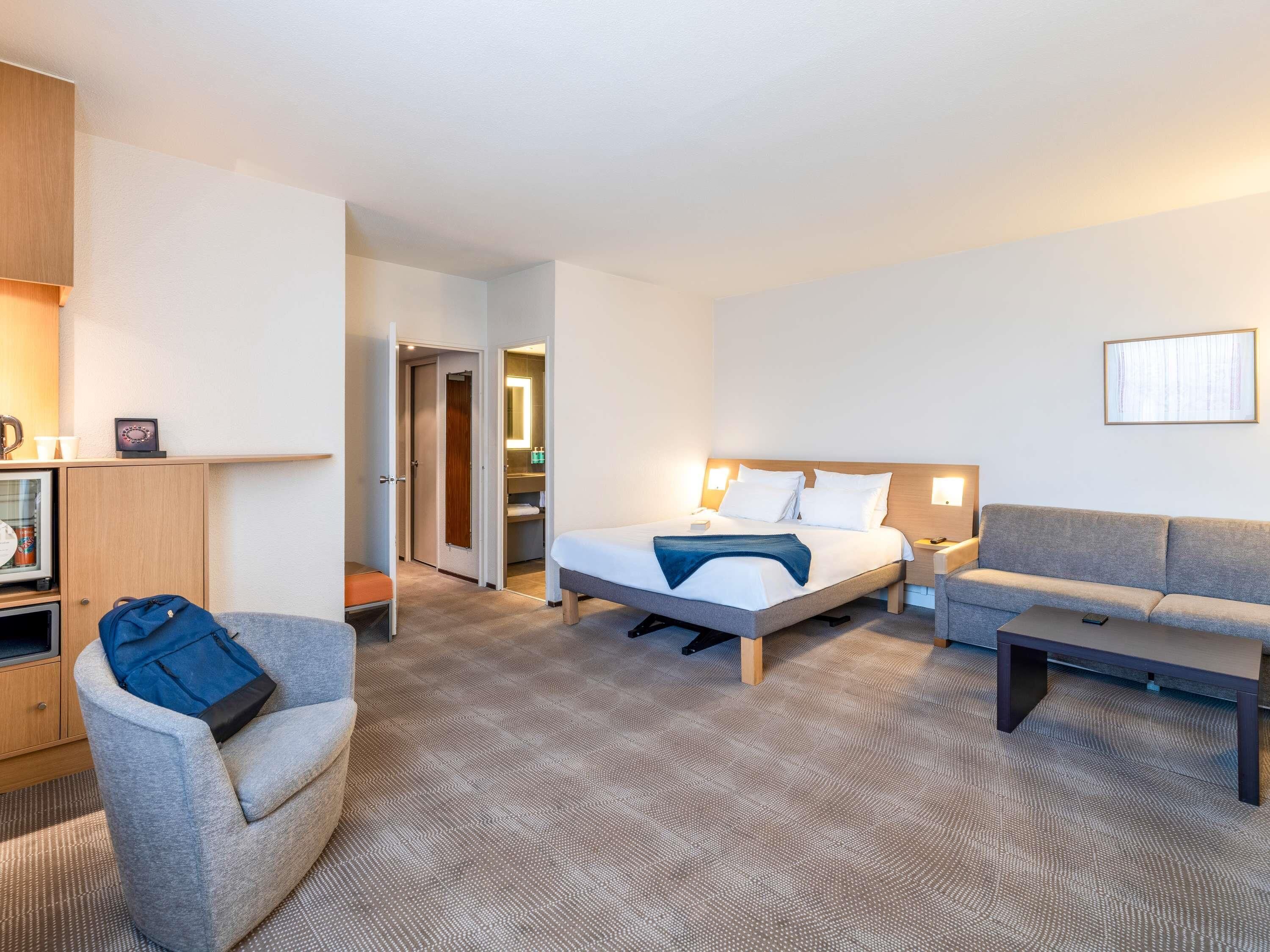 Habitación ejecutiva, 1 cama matrimonial y sofá cama | Ropa de cama de alta calidad y artículos del minibar gratis 