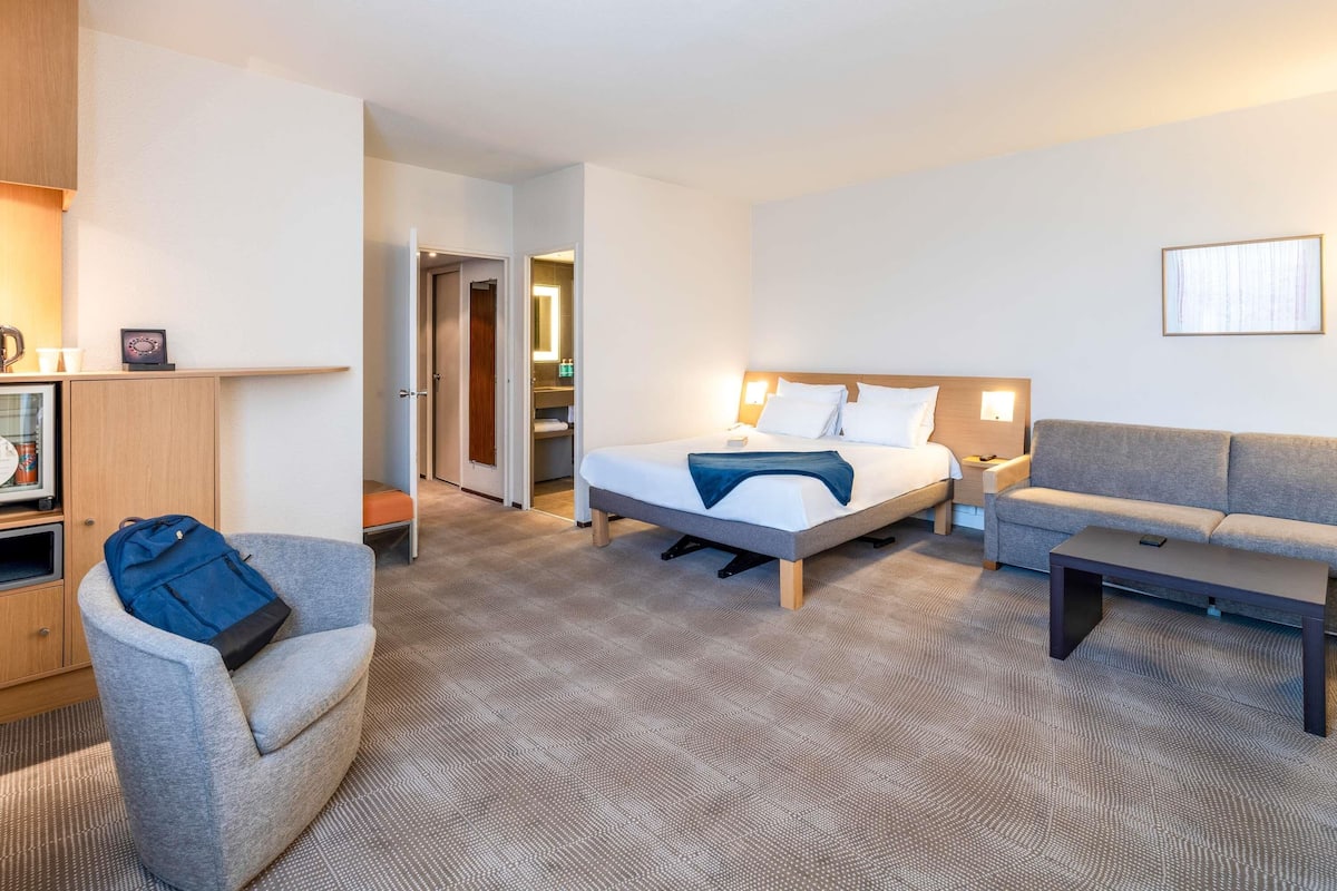 Habitación ejecutiva, 1 cama matrimonial y sofá cama | Ropa de cama de alta calidad y artículos del minibar gratis