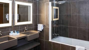 Suite, 1 King Bed with Sofa bed | Premium bedding, free minibar, in-room safe, desk