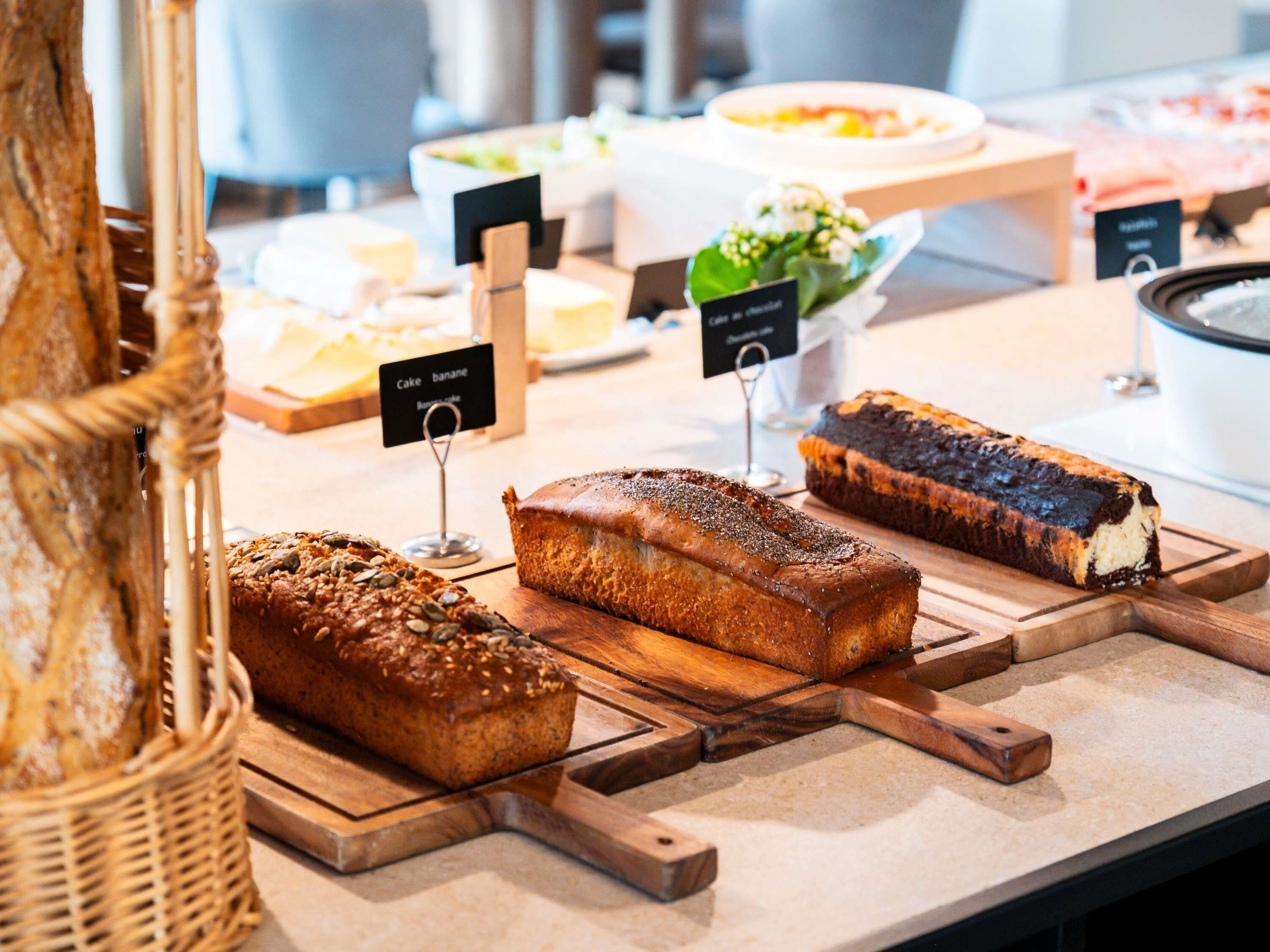 Une vitrine de boulangerie présentant une variété de pains et de pâtisseries.