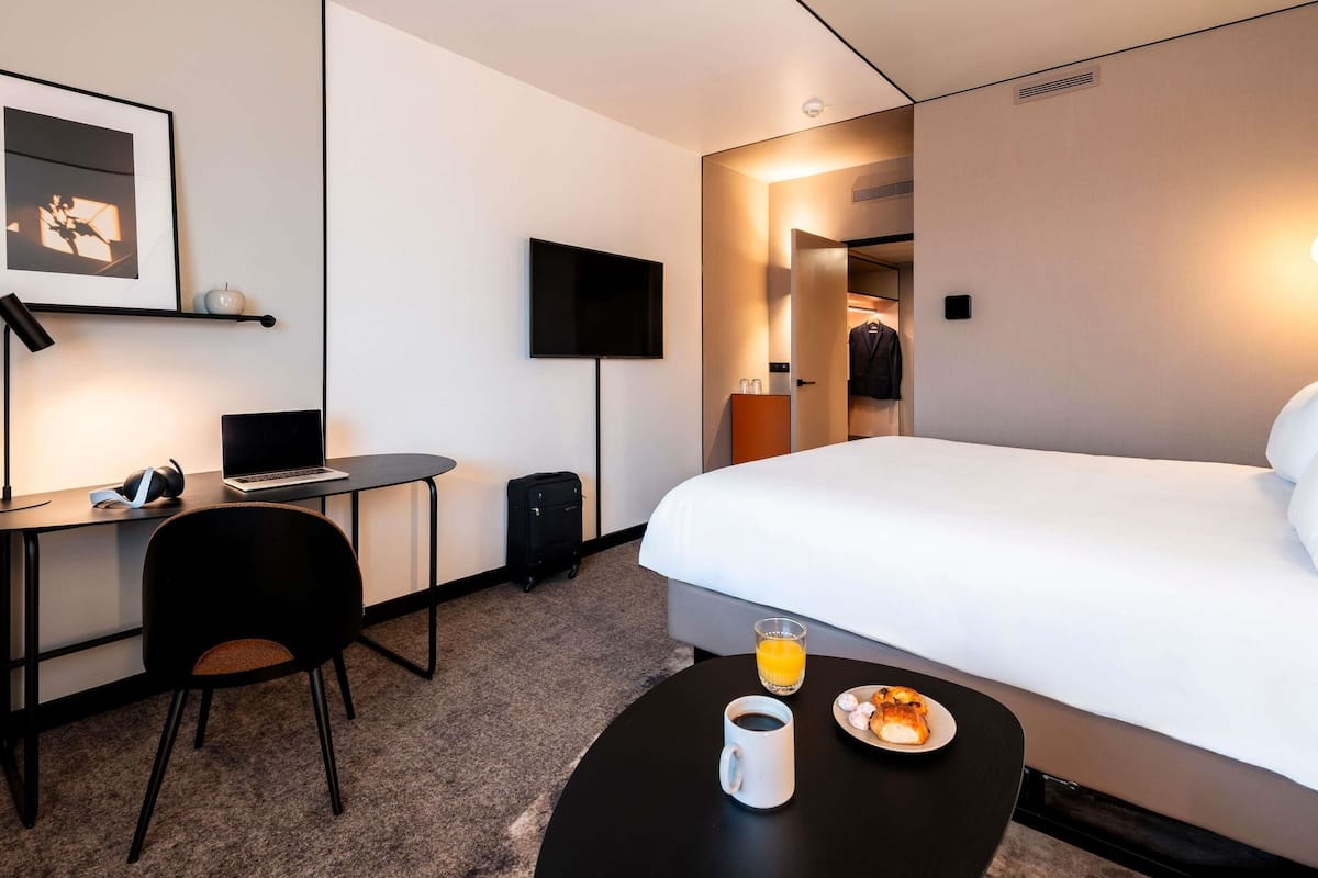 Classic-Zimmer, 1 Queen-Bett | Hochwertige Bettwaren, kostenlose Minibar, Zimmersafe, Schreibtisch