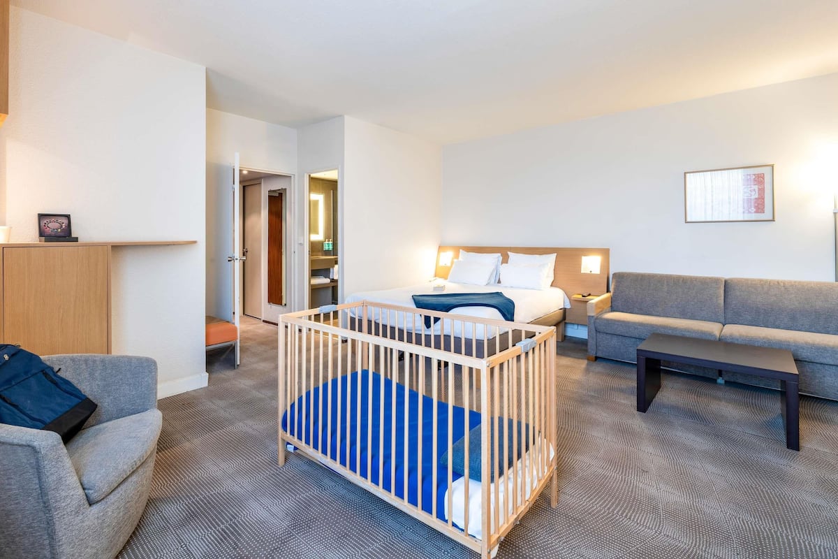 Premium bedding, free minibar, in-room safe, desk