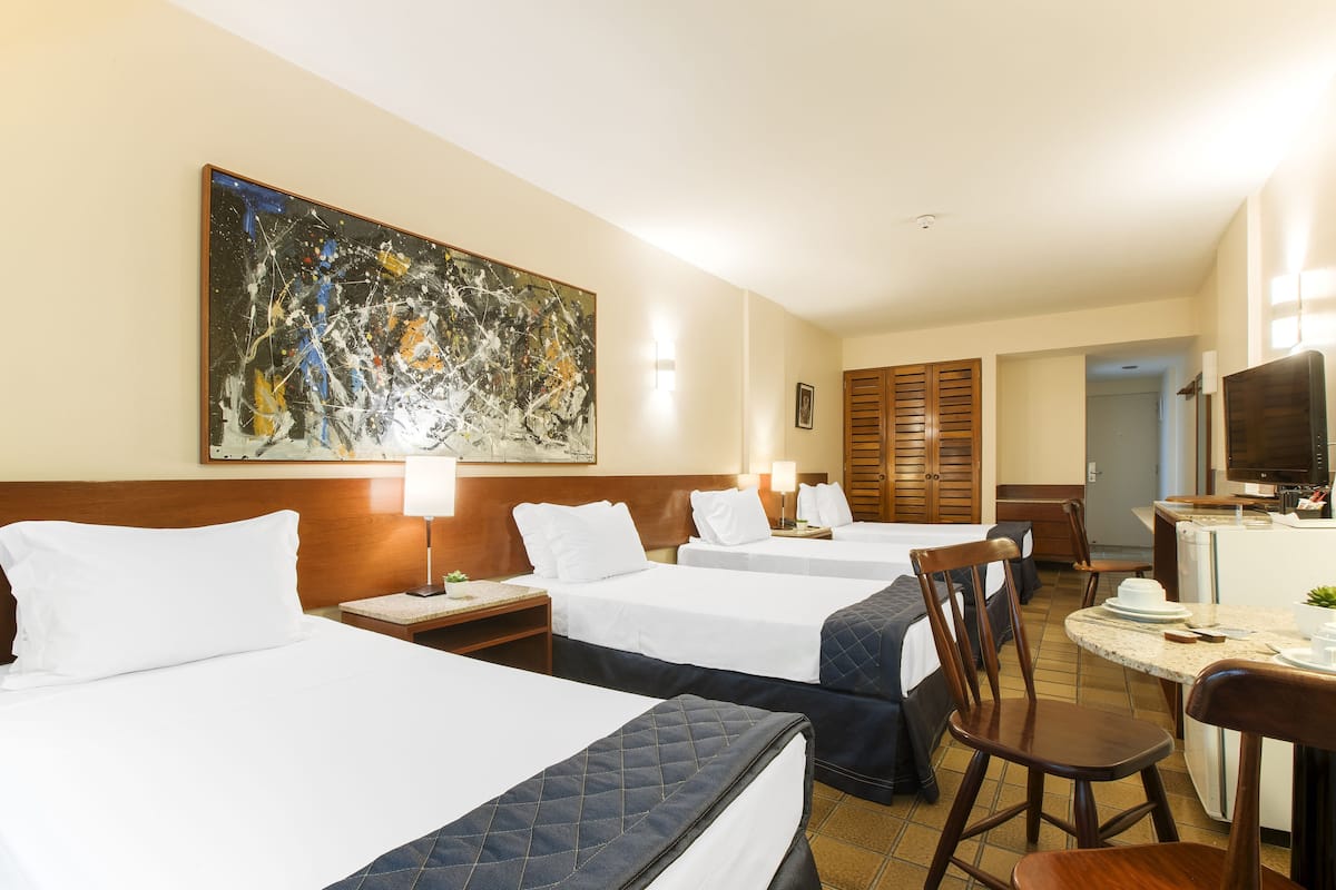 Minibar, coffres-forts dans les chambres, bureau, rideaux occultants