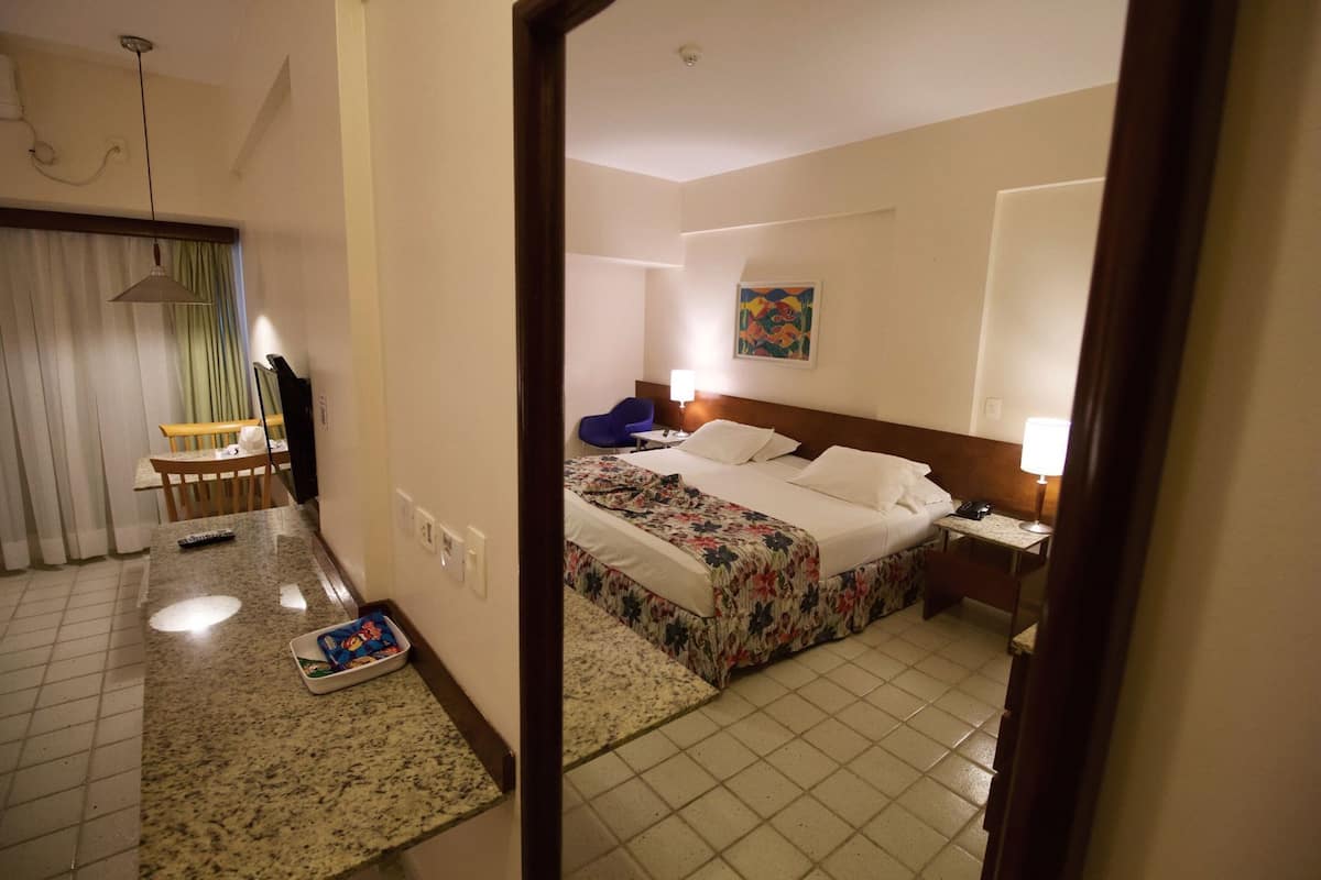 Minibar, coffres-forts dans les chambres, bureau, rideaux occultants