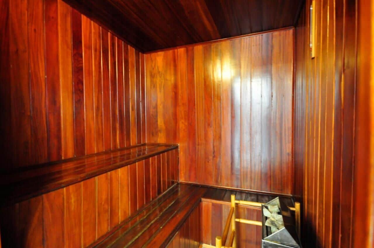 Una sala de sauna con paredes y bancos de madera.