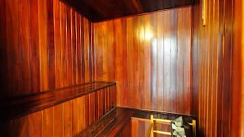 Una sala de sauna con paredes y bancos de madera.