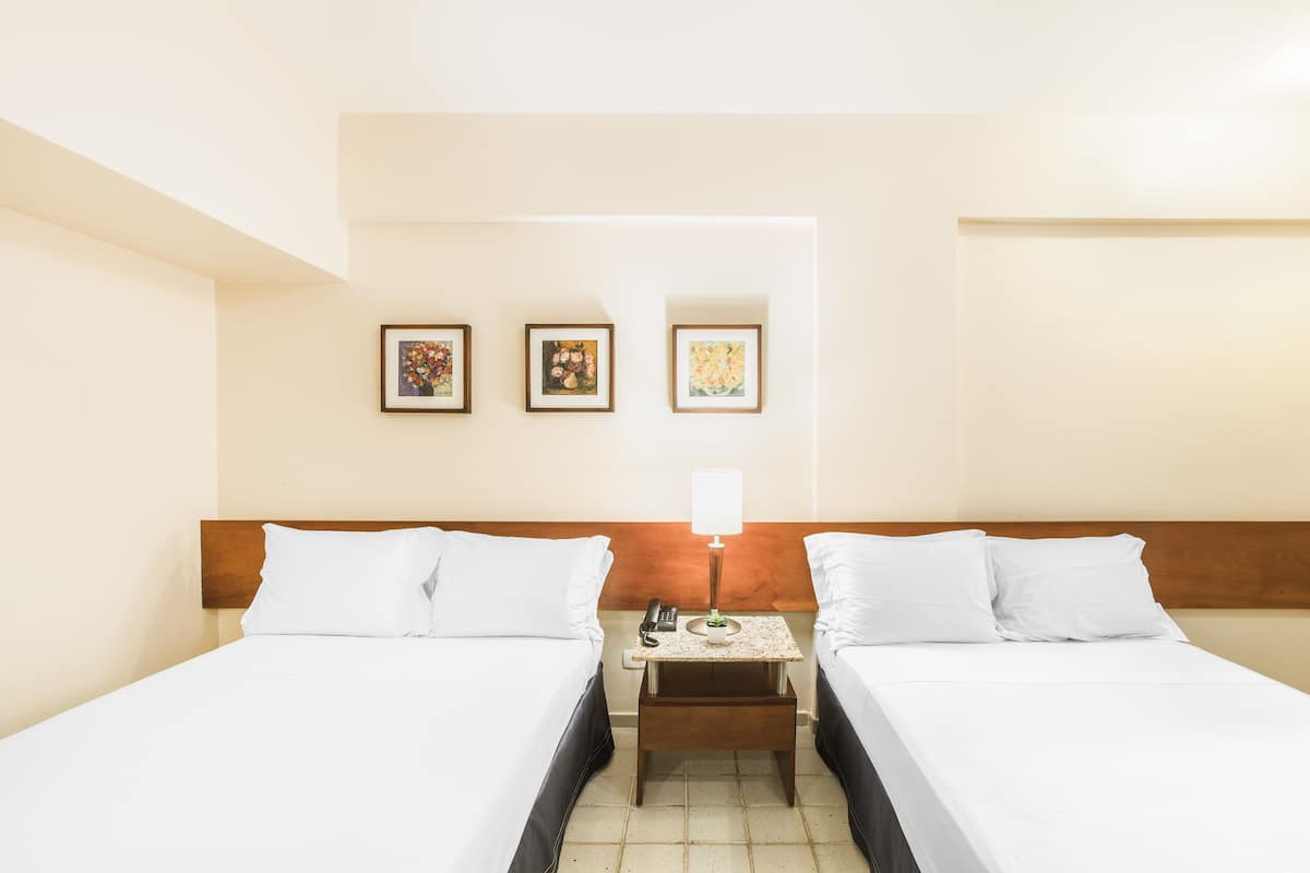 Comfort Room | Minibar, in-room safe, desk, blackout curtains