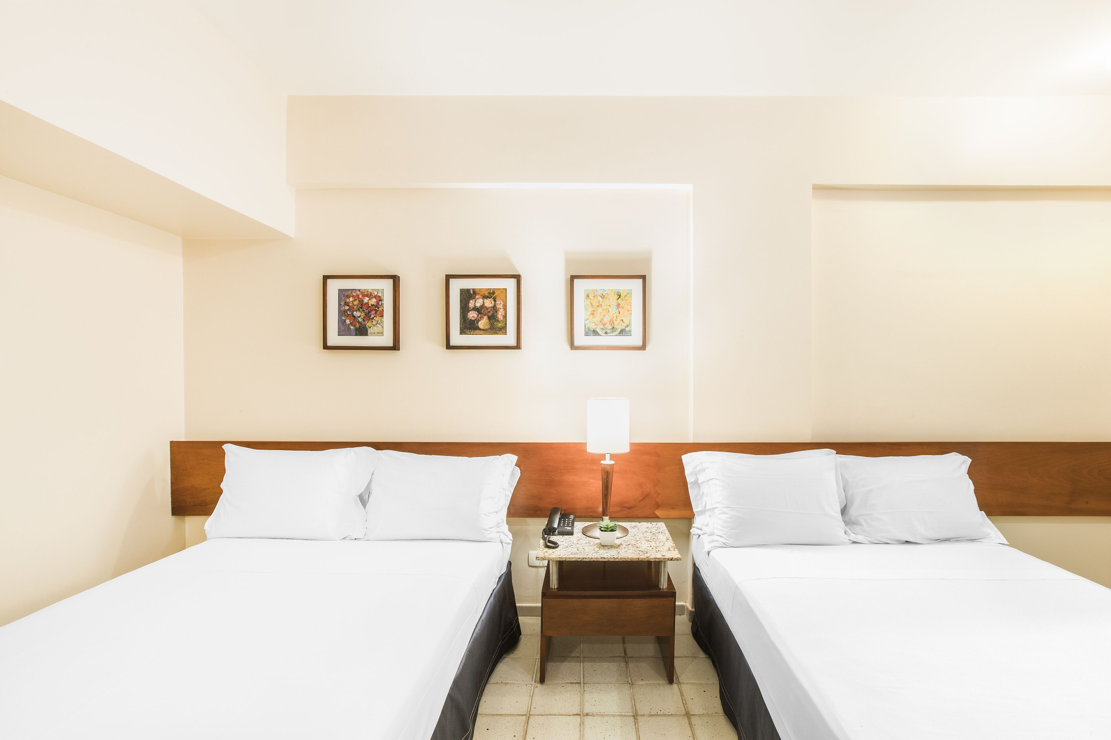 Minibar, coffres-forts dans les chambres, bureau, rideaux occultants