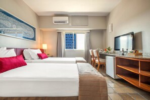 Standard Room | Minibar, in-room safe, desk, blackout drapes
