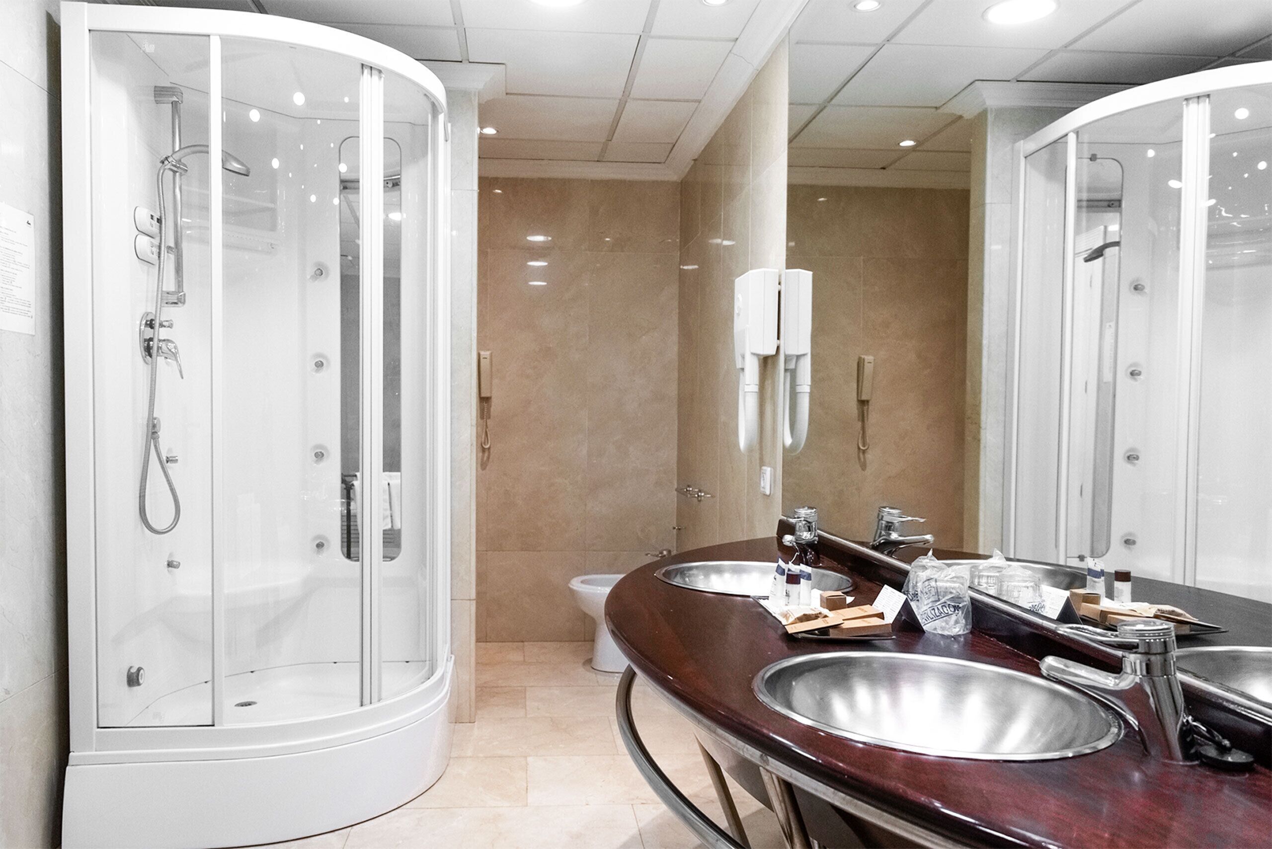 Presidential Suite | Bathroom | Shower, hair dryer, bidet, towels