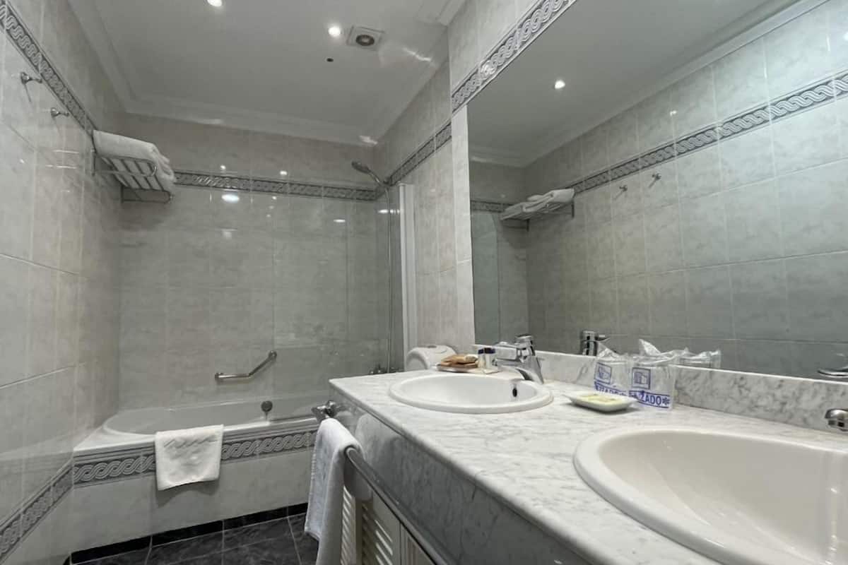 royal suite | bathroom | shower, hair dryer, bidet, towels