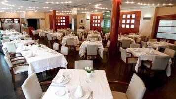 Serveert ontbijt, lunch, diner, regionale gerechten