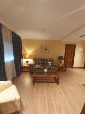 Presidential Suite | 2 bedrooms, minibar, in-room safe, desk
