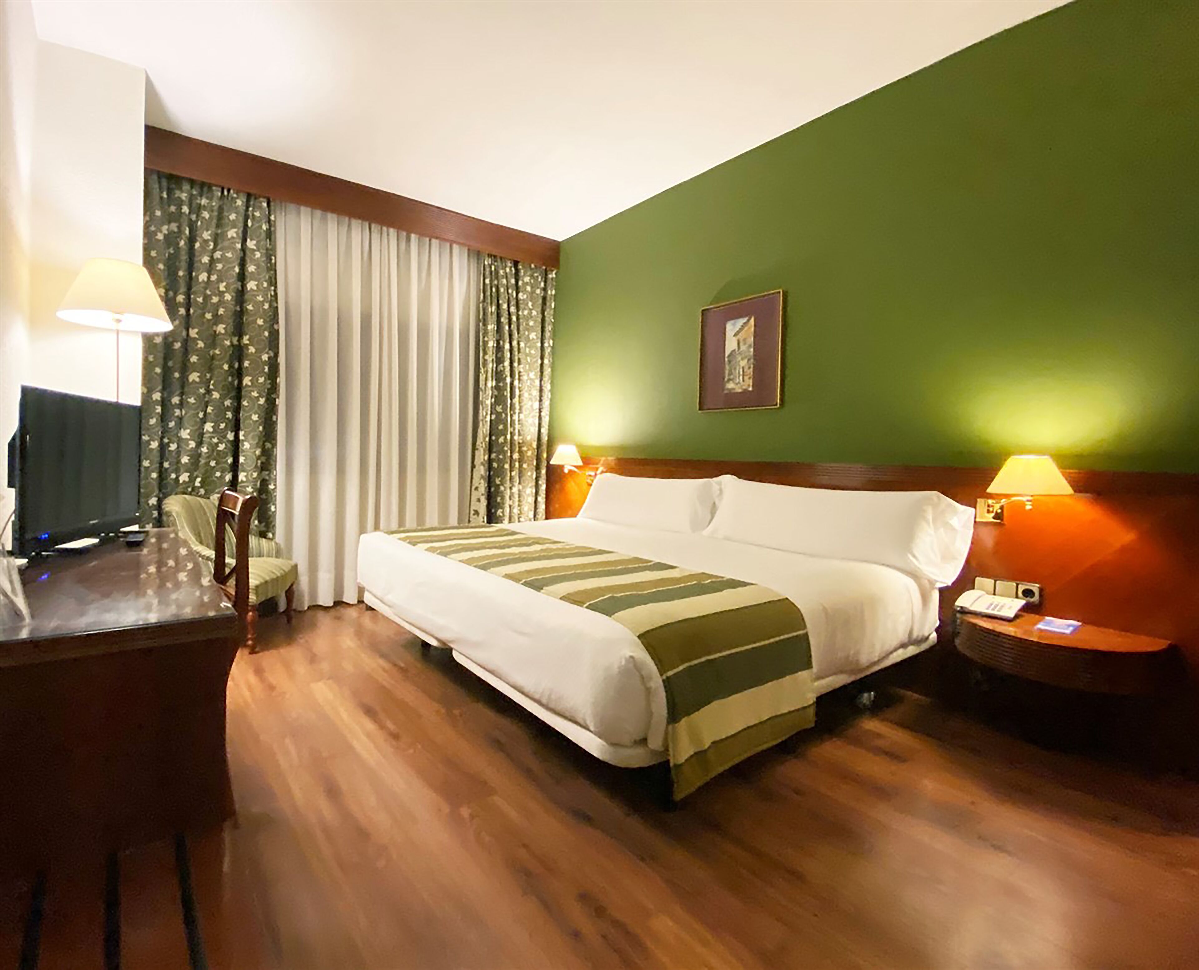 twin room | 1 bedroom, minibar, in-room safe, desk