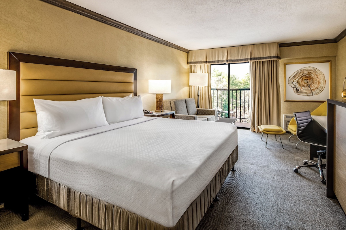 In-room safe, desk, laptop workspace, iron/ironing board