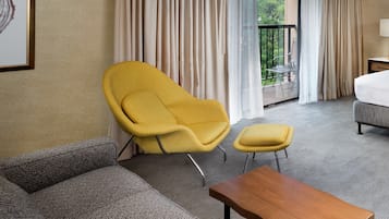 Junior Suite, 1 King Bed | In-room safe, desk, laptop workspace, iron/ironing board