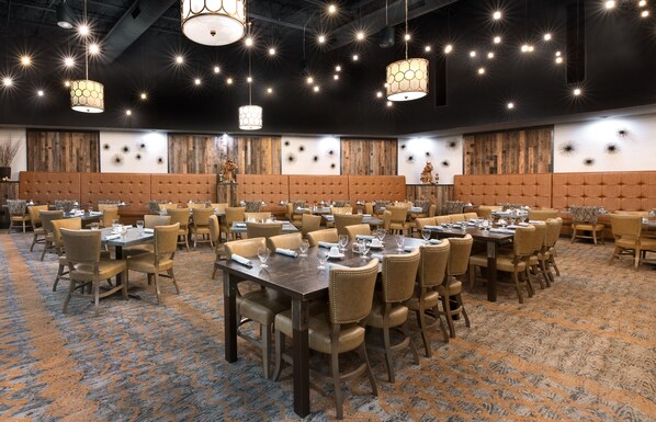 Breakfast, lunch, dinner served; American cuisine, golf course views 