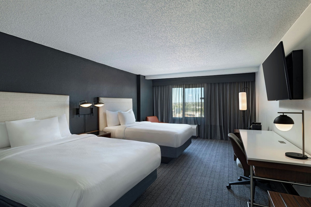 premium bedding, pillow-top beds, in-room safe, desk