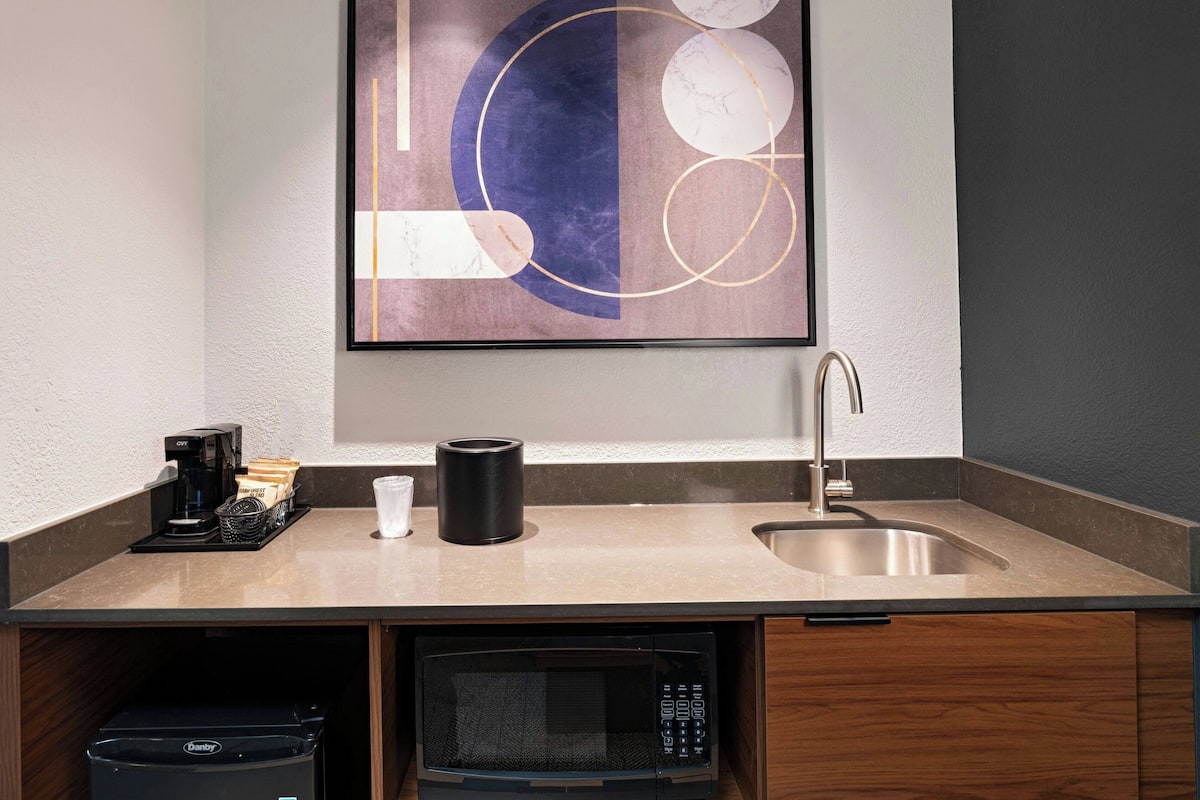 premium bedding, pillow-top beds, in-room safe, desk