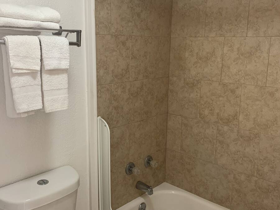 Un baño con inodoro, bañera y ducha.
