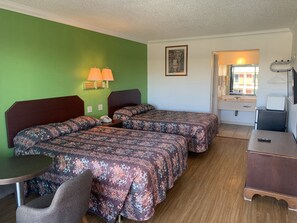 خزنة داخل الغرفة ومكتب وتجهيزات عازلة للصوت وواي فاي مجانًا