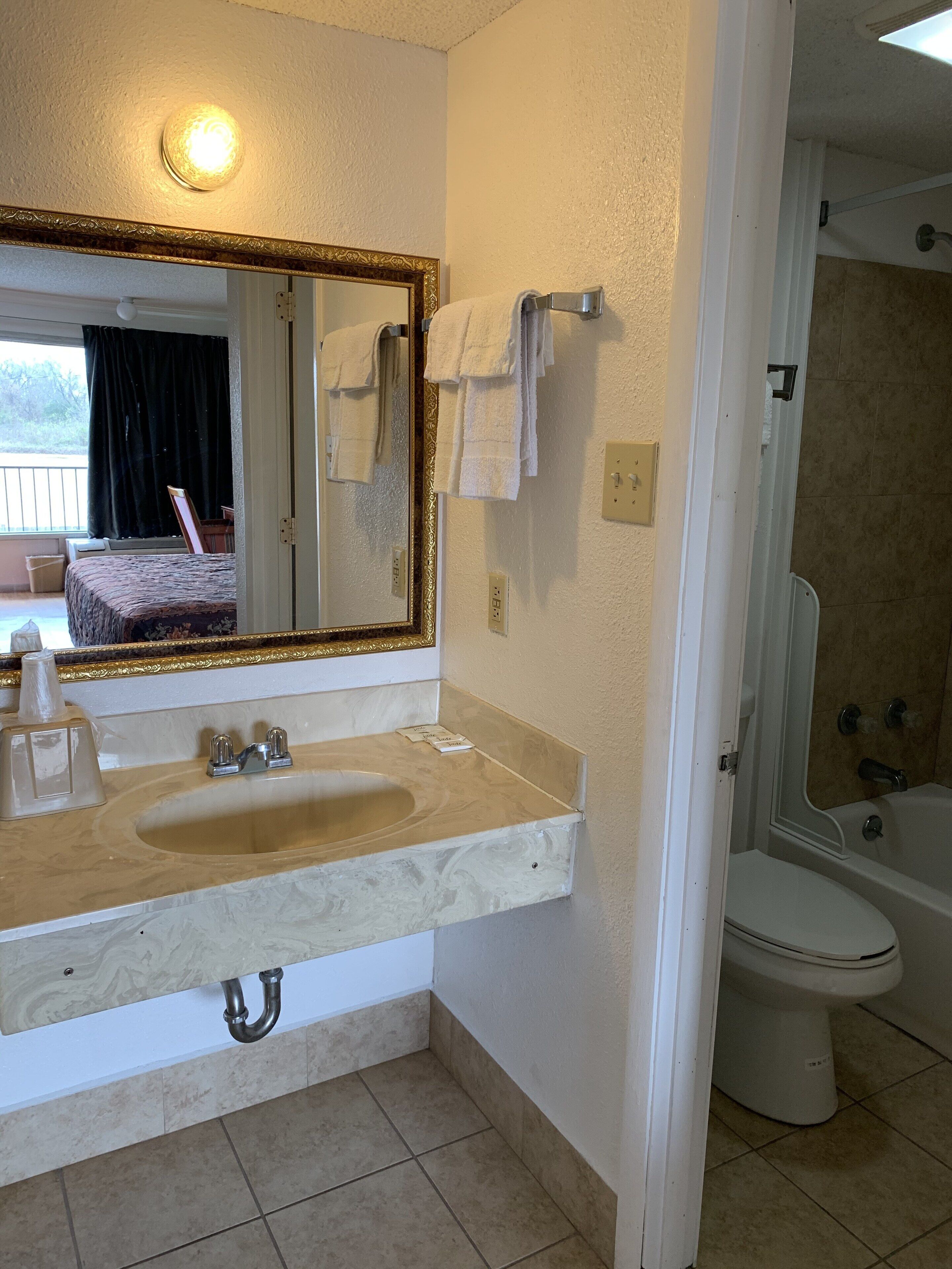 Standard Room, 1 King Bed, Smoking | Bathroom