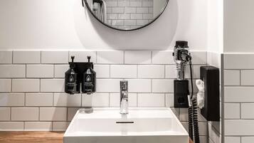 Penta Studio Apartment | Banheiro | Chuveiro, chuveiro com efeito de chuva, produtos de toalete de grife