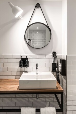 Comfort studio | Badkamer | Een douche, een regendouche, designer toiletartikelen, een haardroger