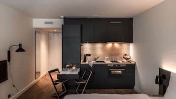 Penta Studio Apartment | Cocineta privada | Refrigerador, artículos de limpieza ecológicos y isla de cocina