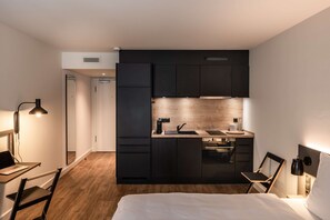 Penta Studio Apartment | 전용 간이 주방 | 냉장고, 친환경 청소 제품, 주방 아일랜드 식탁