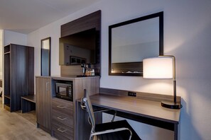 1 King Bed, Refreshed Deluxe Room, Non-Smoking | Ropa de cama de alta calidad, escritorio y cortinas blackout 
