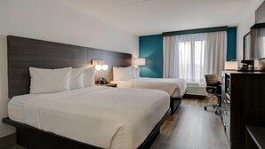 2 Queen Beds, Refreshed Deluxe Room, Non-Smoking | Sengetøy av topp kvalitet, skrivebord og blendingsgardiner