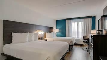 2 Queen Beds, Refreshed Deluxe Room, Non-Smoking | Bộ đồ giường cao cấp, bàn, màn/rèm cản sáng